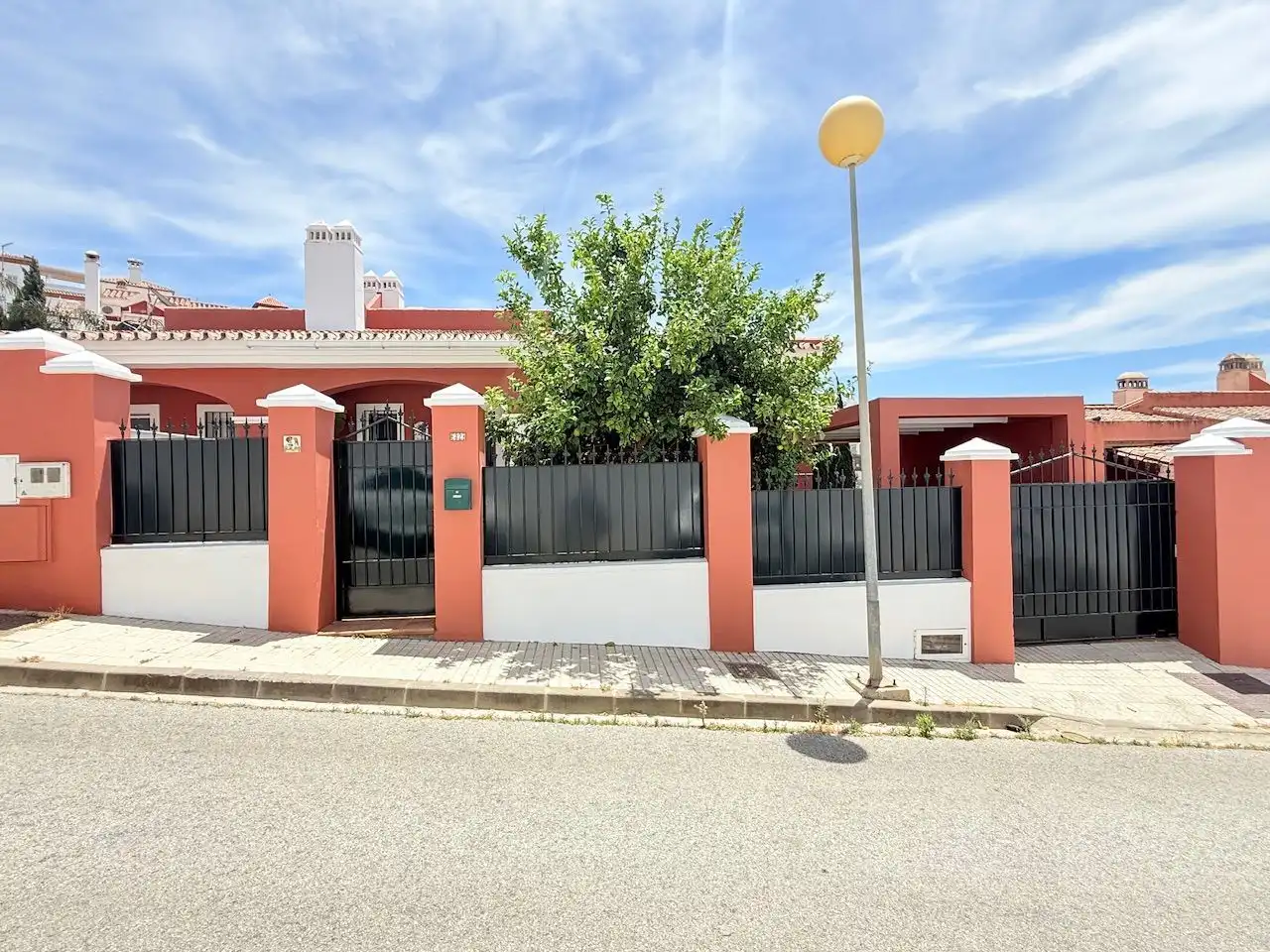 Vista exterior de Casa o xalet en venda en Vélez-Málaga amb Aire condicionat, Calefacció i Jardí privat