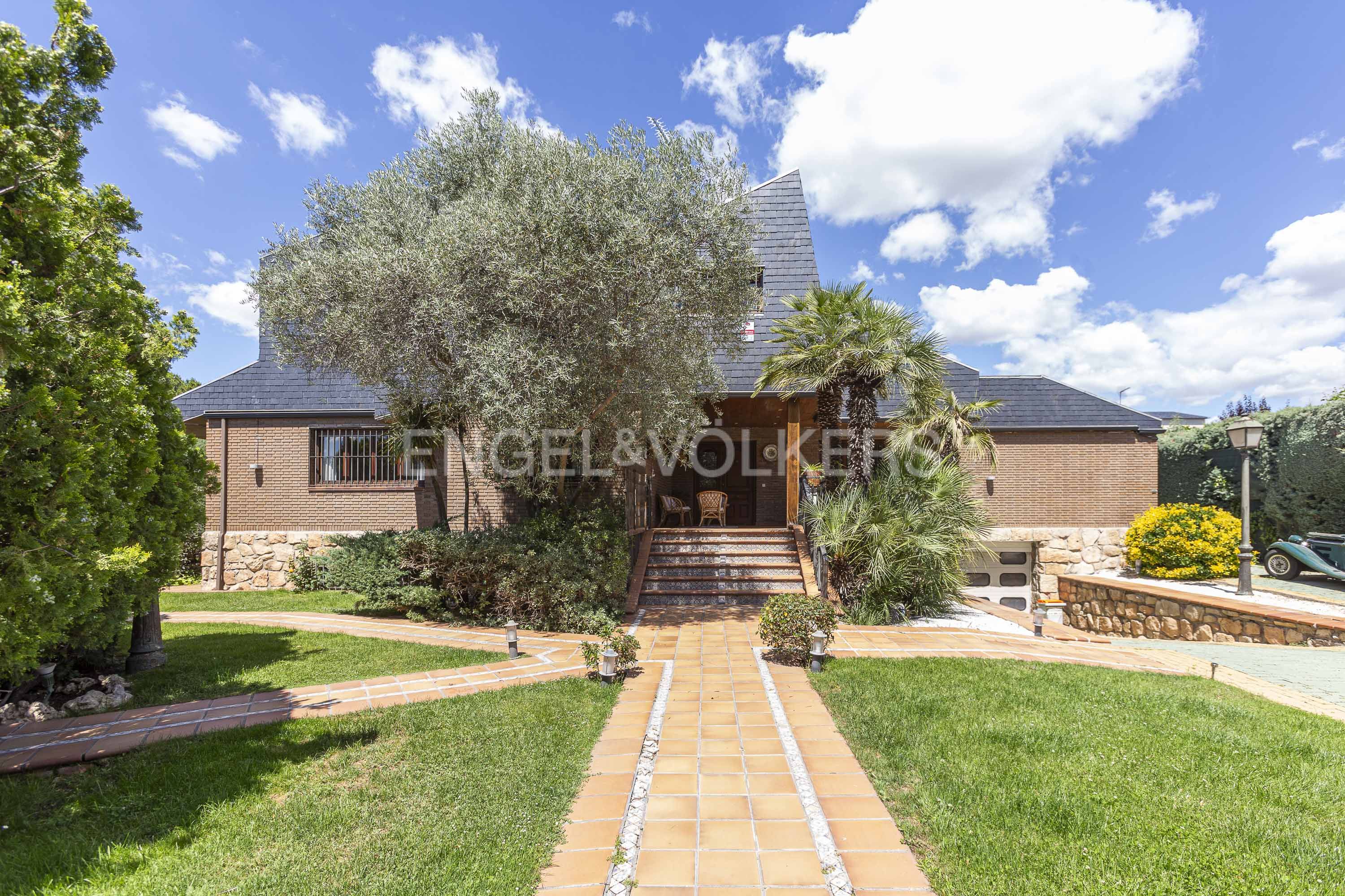 Exterior view of House or chalet for sale in Las Rozas de Madrid  with Air Conditioner, Heating and Private garden