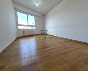 Dormitori de Apartament de lloguer en Ourense Capital  amb Calefacció i Parquet