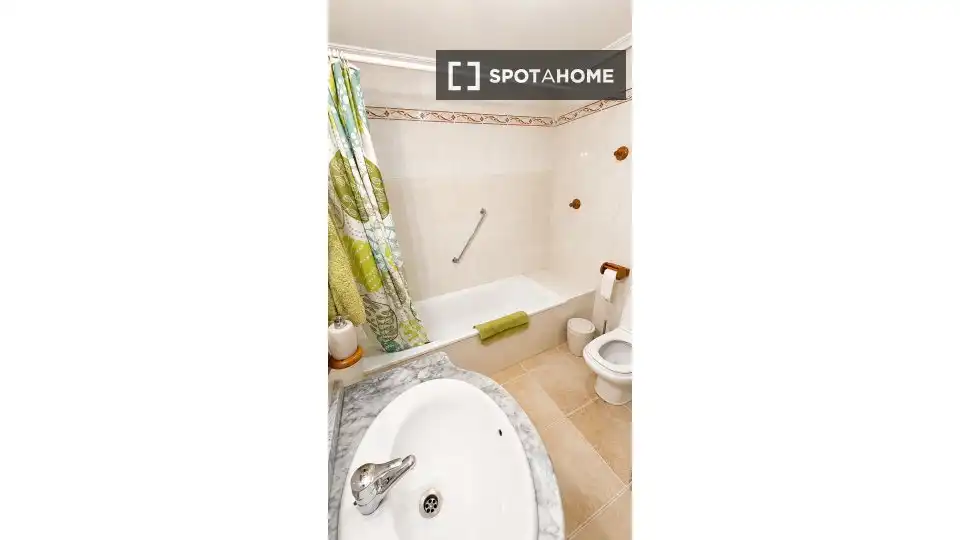 Bany de Apartament per a compartir en Torrevieja amb Aire condicionat, Calefacció i Terrassa