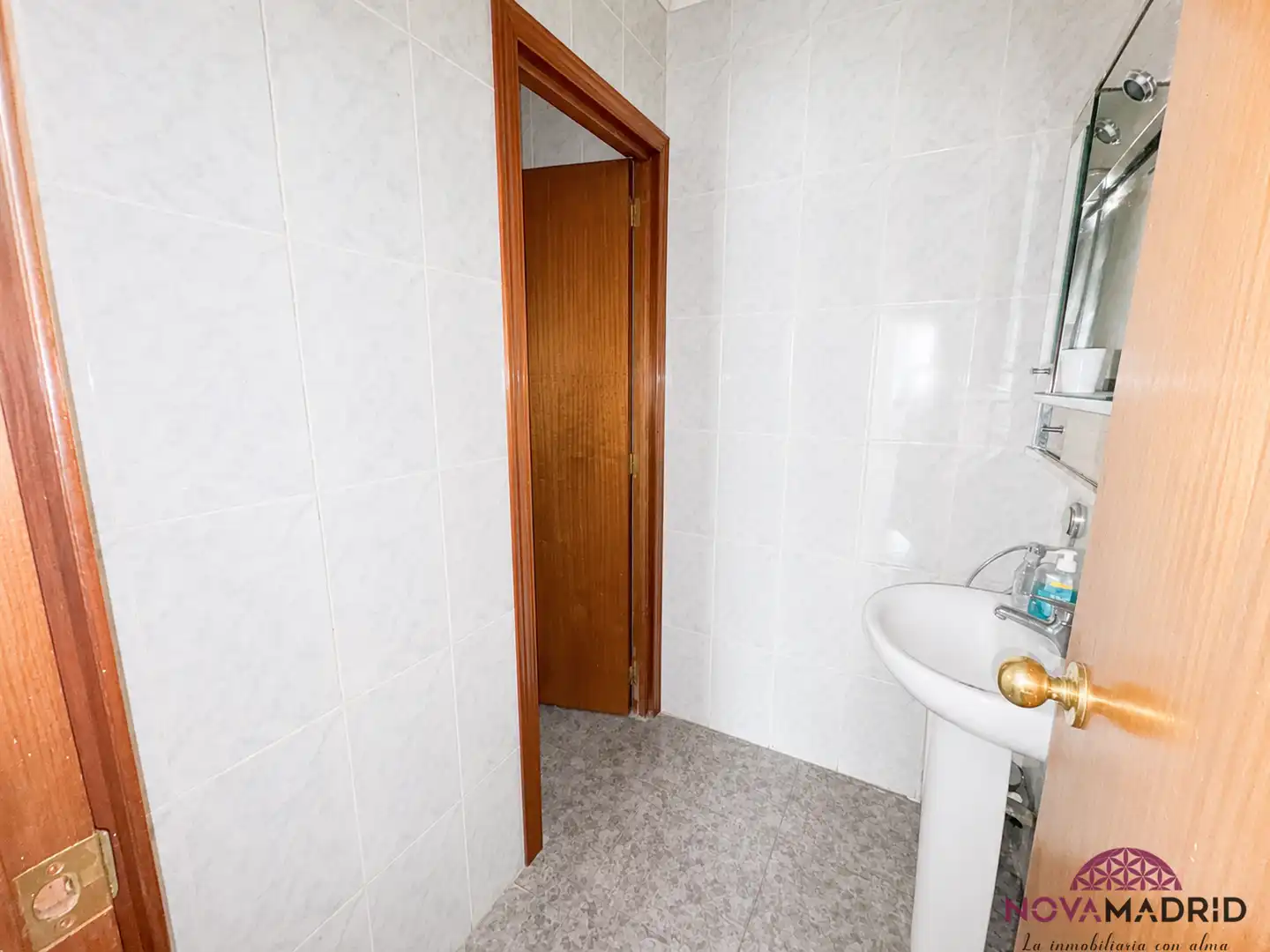 Bathroom of Commercial properties for sale in Fuenlabrada  with Air Conditioner