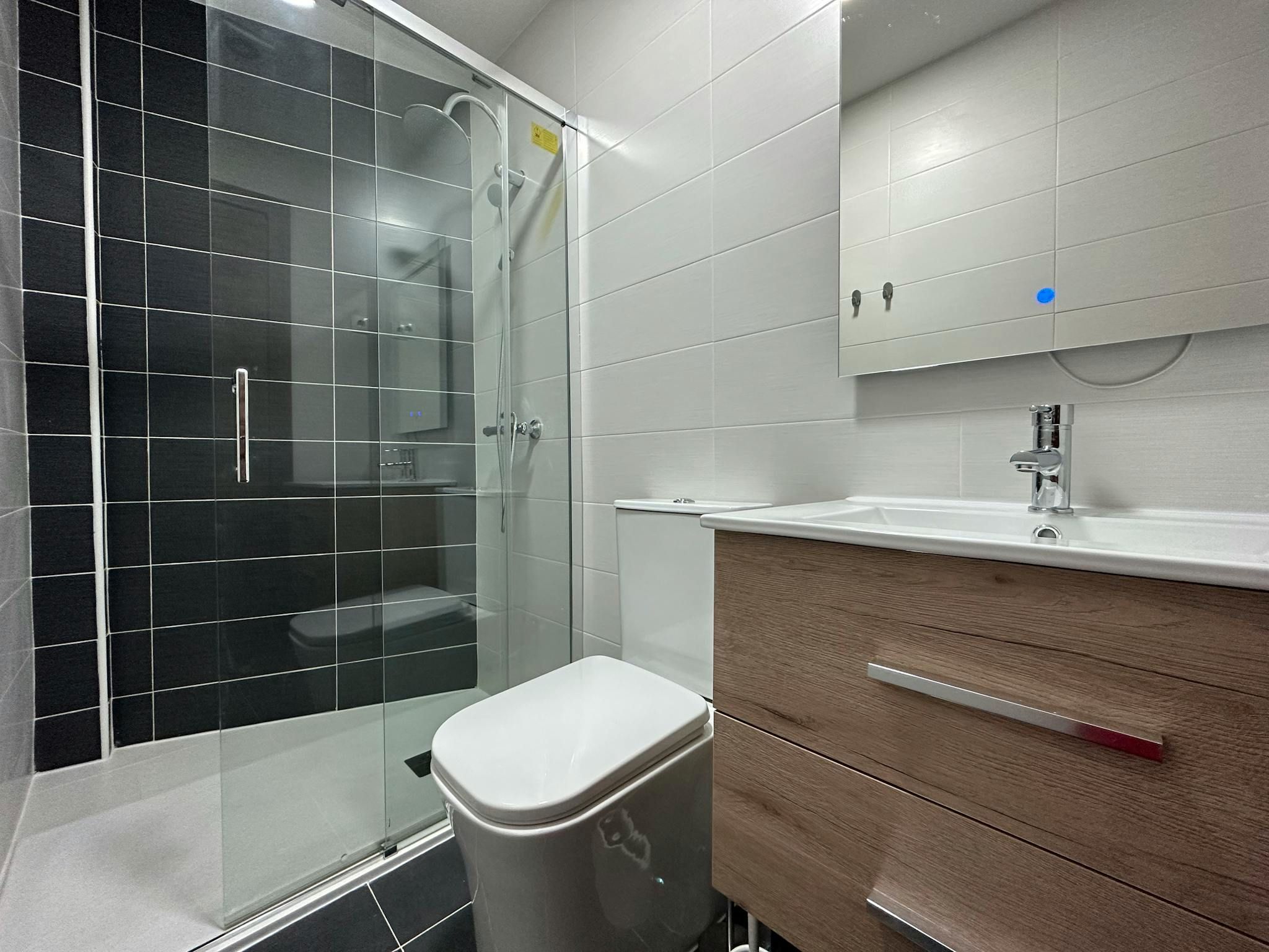 Bany de Pis de lloguer en  Madrid Capital amb Calefacció, Moblat i TV