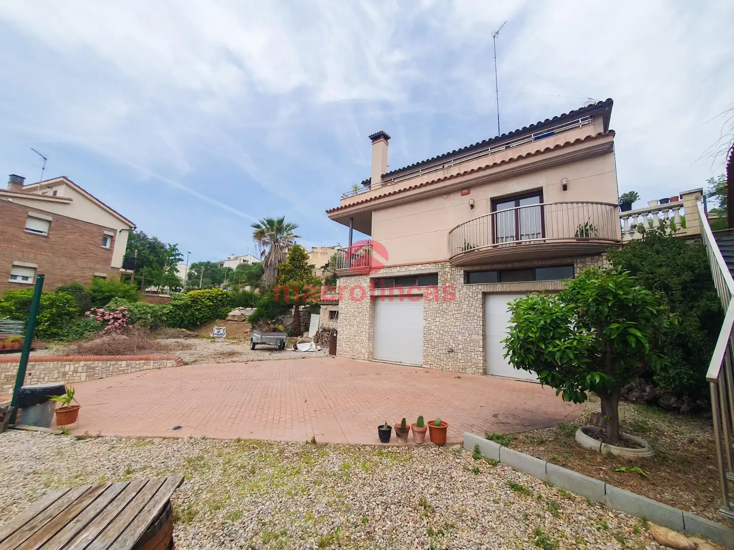 Vista exterior de Casa o xalet en venda en Olesa de Montserrat amb Aire condicionat, Jardí privat i Terrassa