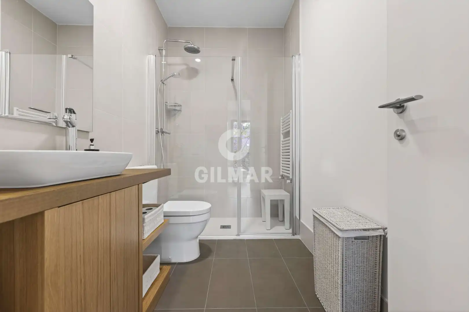 Baño de Piso en venta en Sevilla con Calefacción, Trastero y Piscina