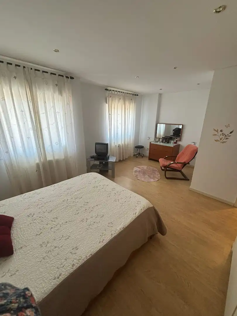 Dormitori de Casa adosada en venda en Valdemoro amb Aire condicionat i Piscina
