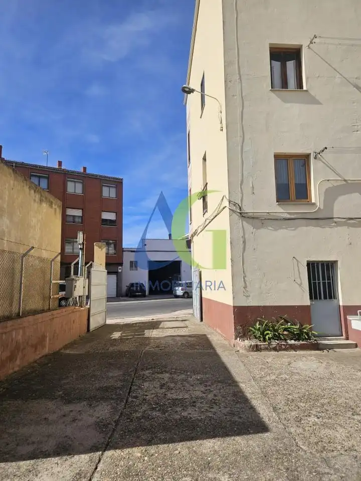 Vista exterior de Pis en venda en San Andrés del Rabanedo amb Calefacció, Traster i Moblat