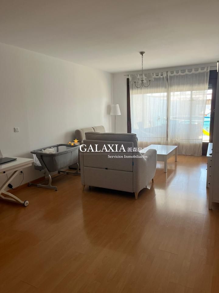 Sala d'estar de Casa adosada en venda en El Viso de San Juan amb Traster