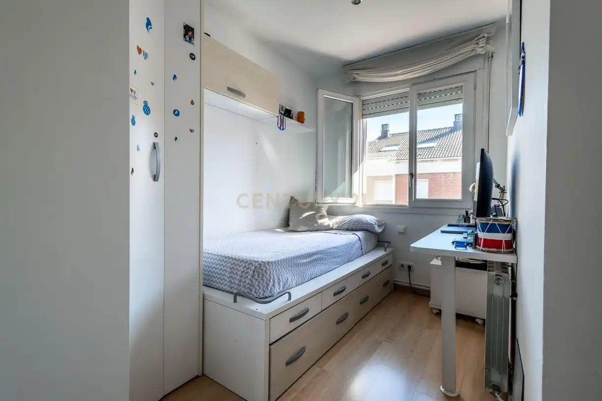 Schlafzimmer von Einfamilien-Reihenhaus zum Verkauf in Sant Joan Despí mit Klimaanlage und Balkon