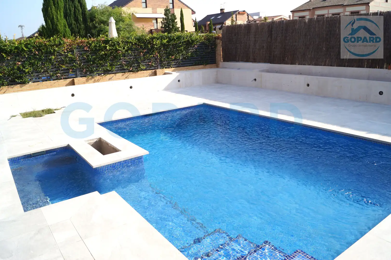 Piscina de Casa adosada de alquiler en Villanueva de la Cañada con Aire acondicionado, Calefacción y Jardín privado