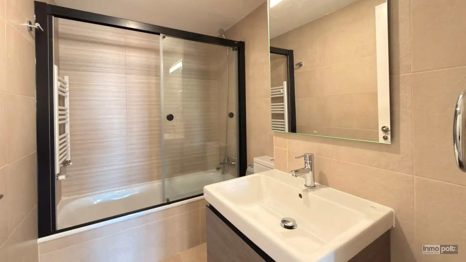 Baño de Apartamento de alquiler en Tres Cantos con Aire acondicionado, Calefacción y Terraza