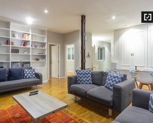 Living room of Flat to rent in  Madrid Capital  with Air Conditioner, Heating and Furnished