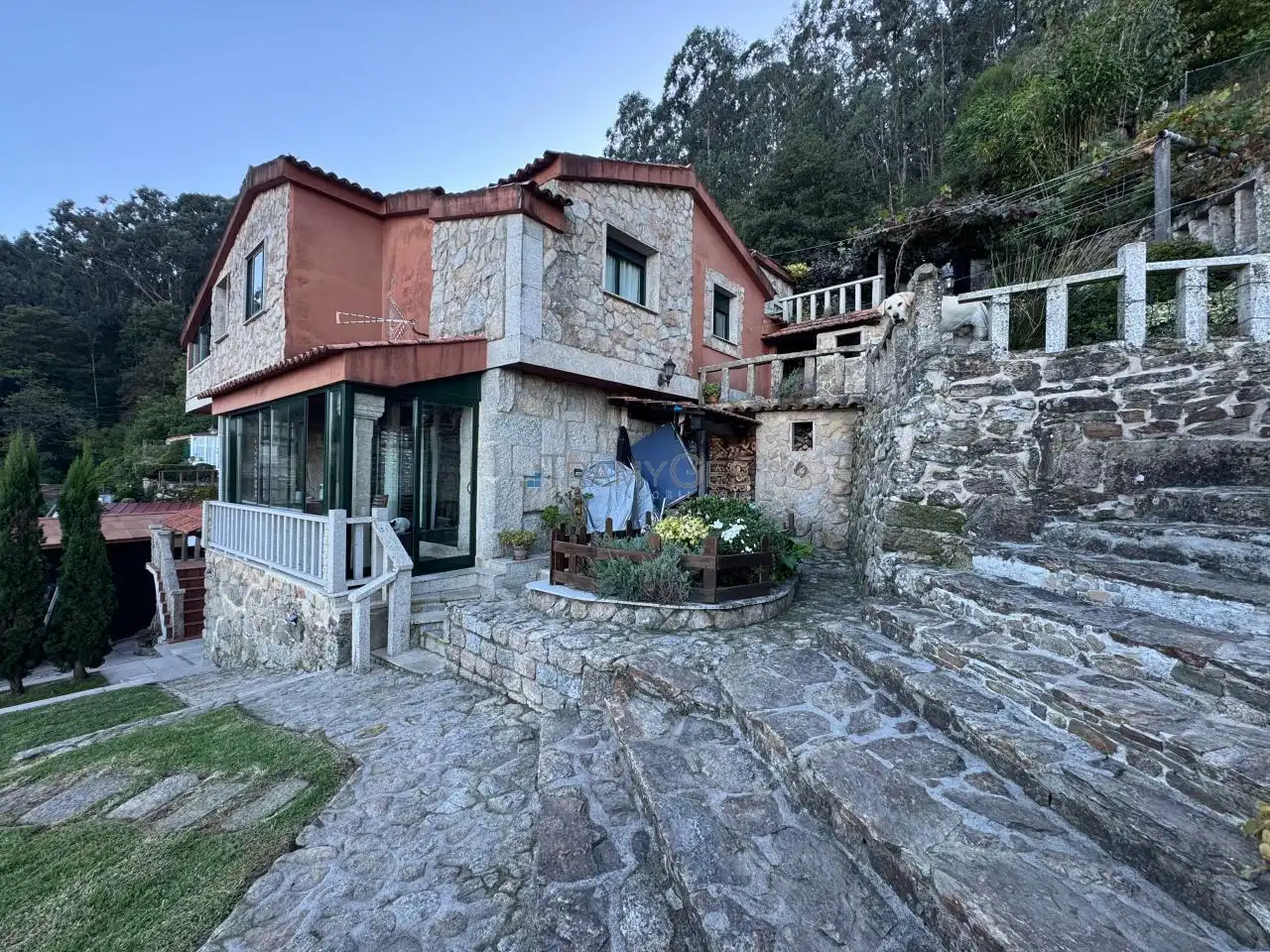 Vista exterior de Casa o xalet en venda en Redondela amb Calefacció, Jardí privat i Terrassa