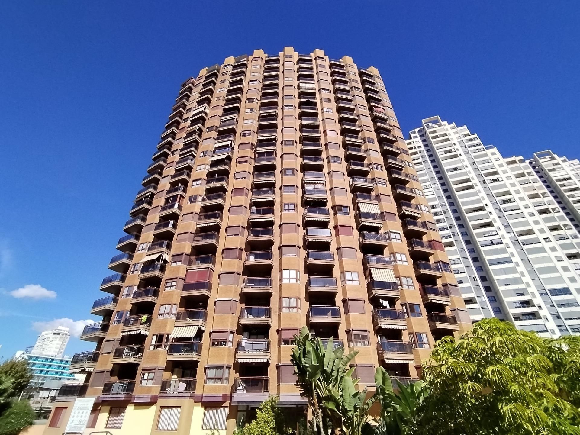 Vista exterior de Apartament en venda en Benidorm amb Aire condicionat, Calefacció i Jardí privat