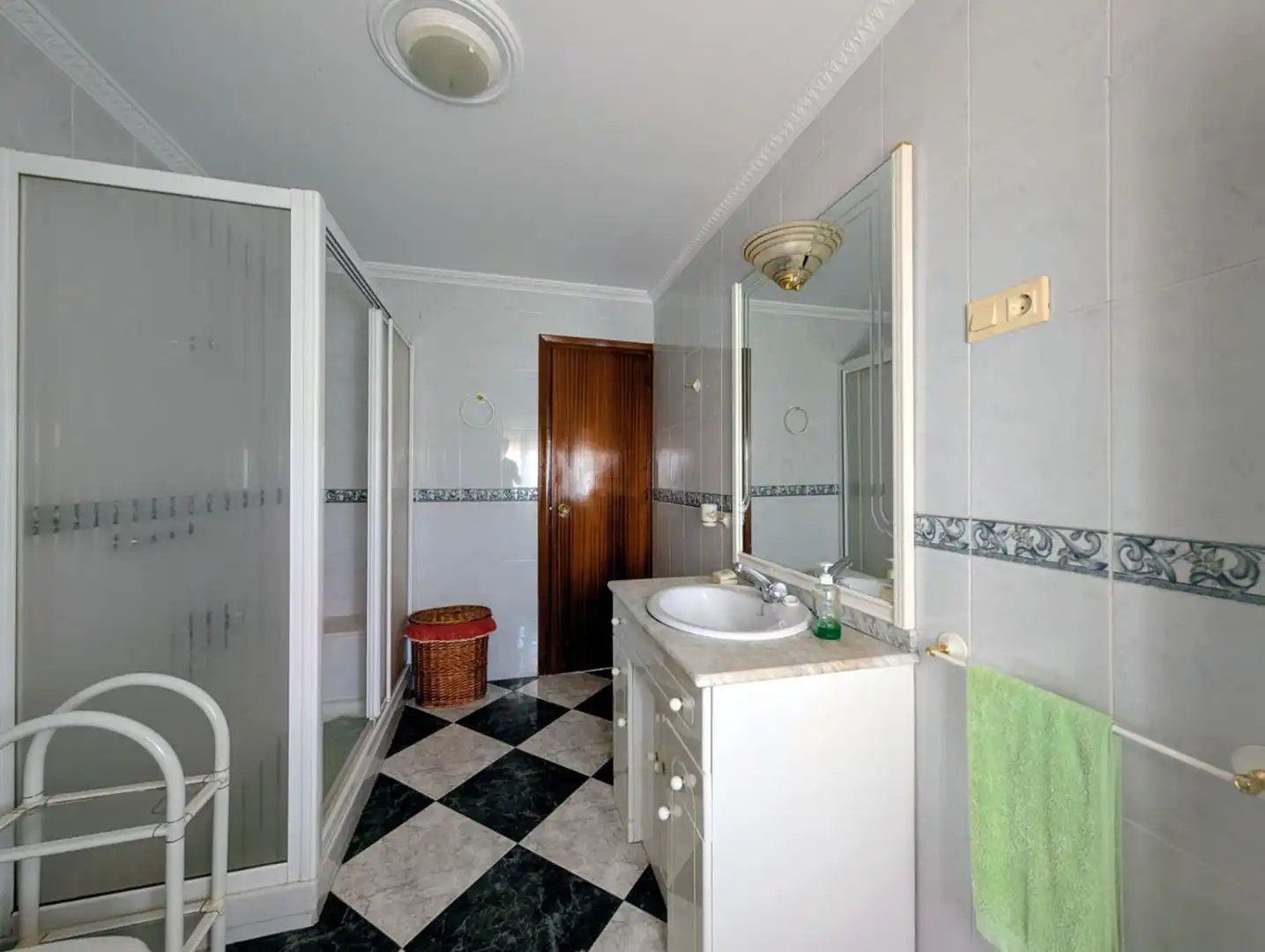 Bany de Casa o xalet en venda en Loja amb Terrassa, Traster i Balcó