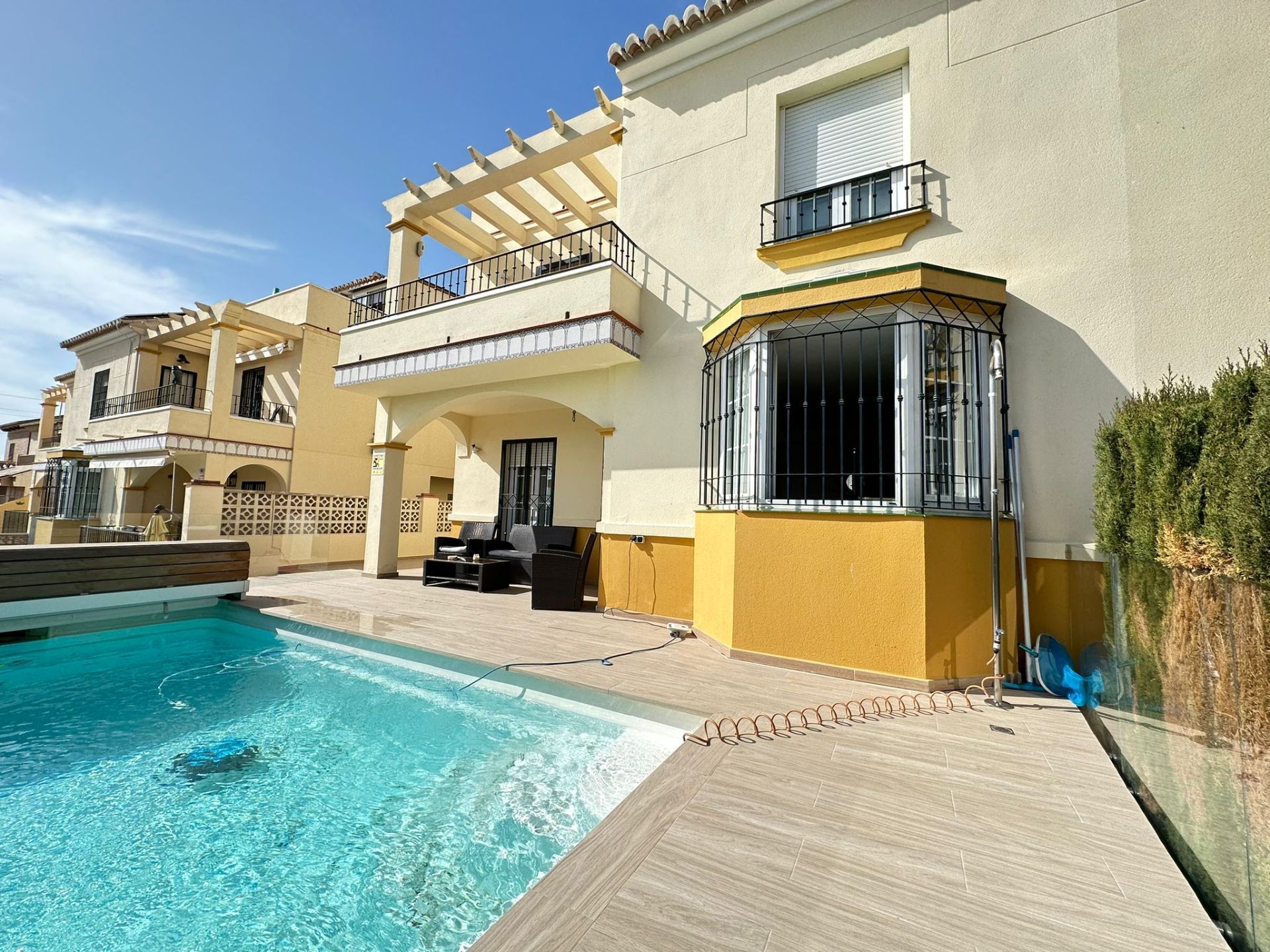 Exterior view of House or chalet for sale in Vélez-Málaga  with Air Conditioner, Heating and Private garden