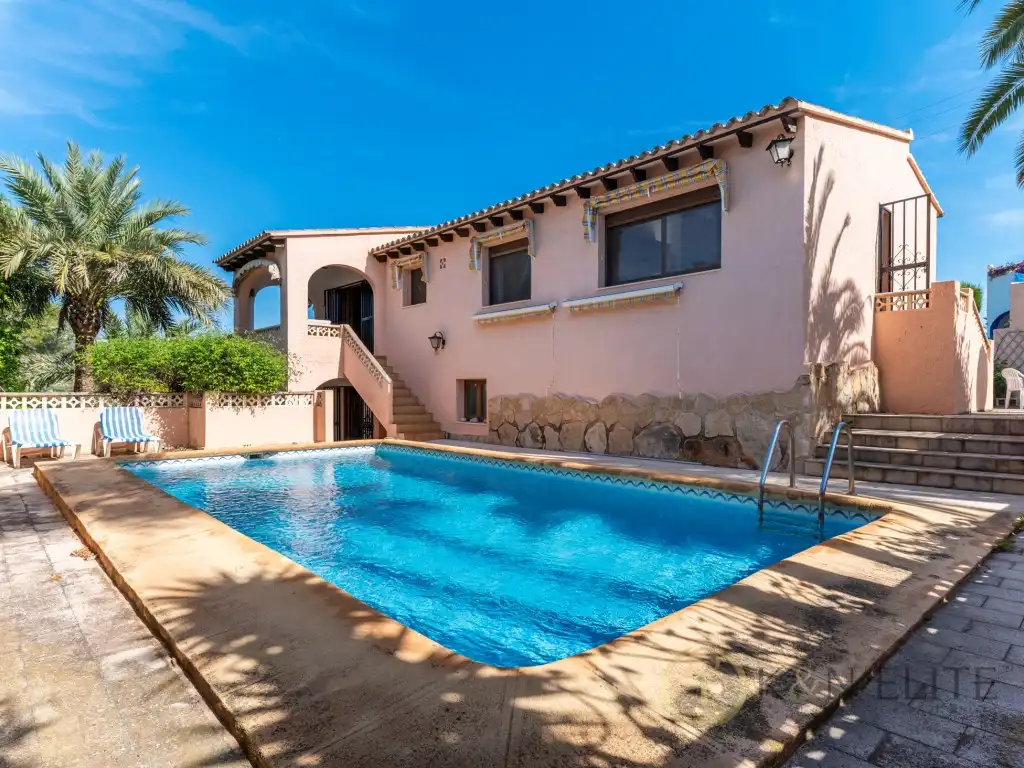 Vista exterior de Casa o xalet en venda en Benissa amb Calefacció, Jardí privat i Piscina