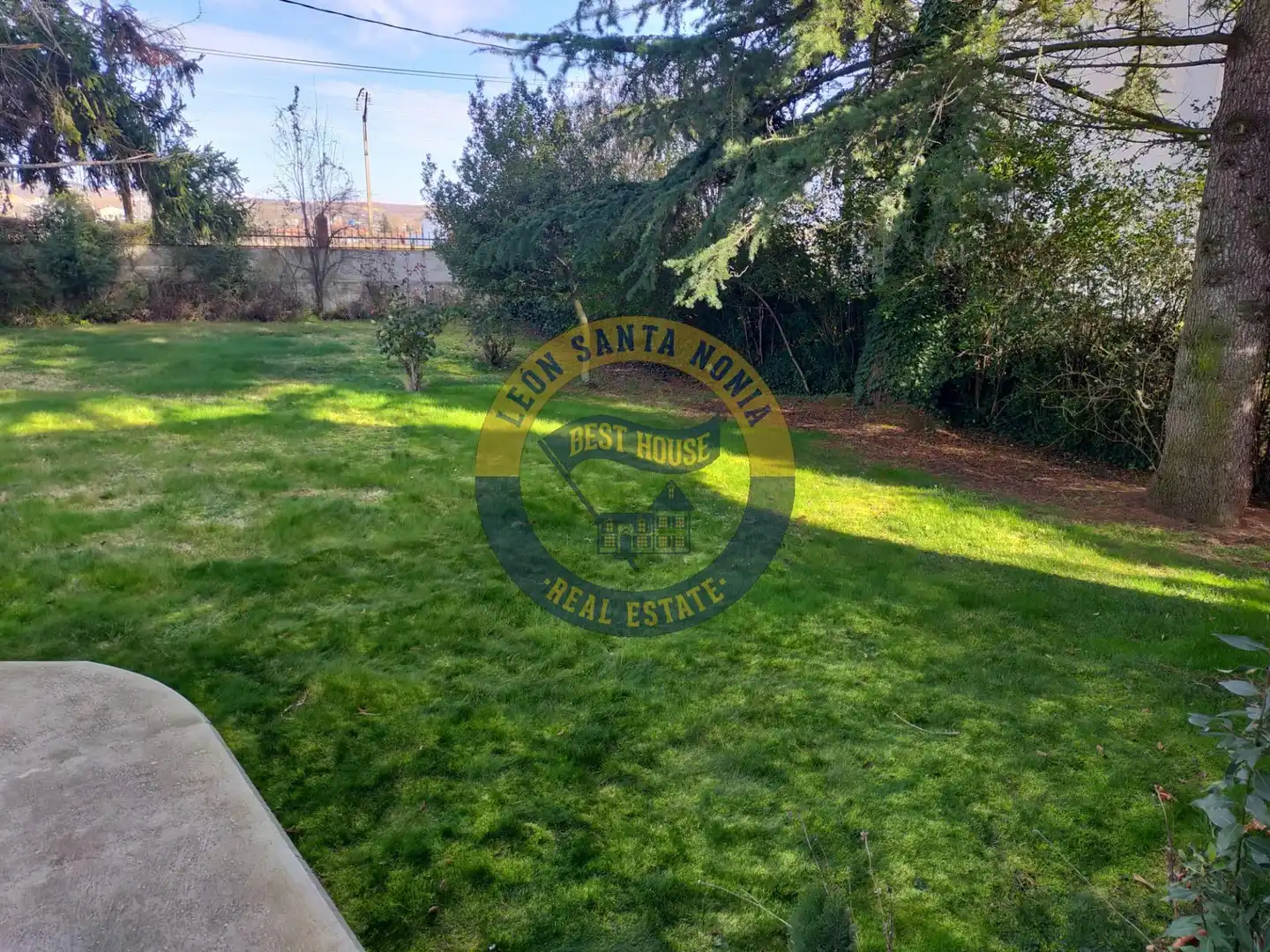 Jardí de Casa o xalet en venda en León Capital  amb Calefacció