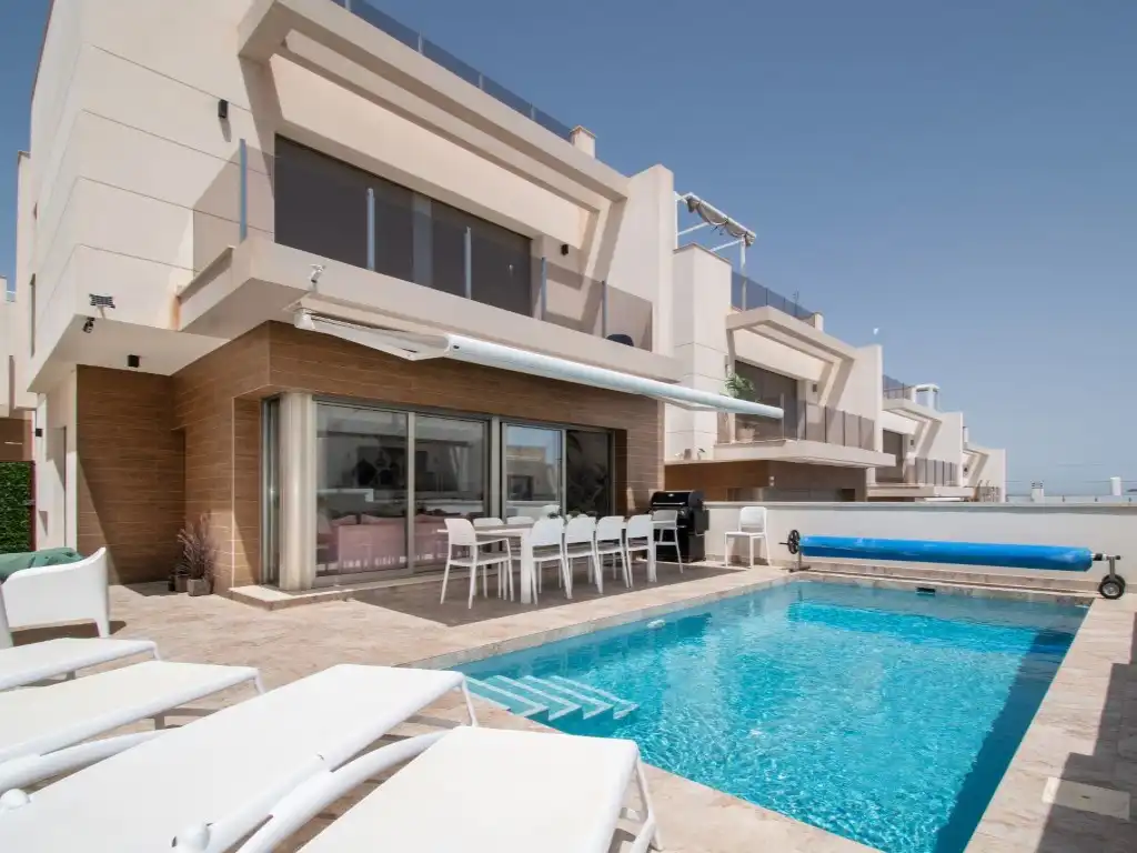 Casa con piscina en venta en Orihuela Costa