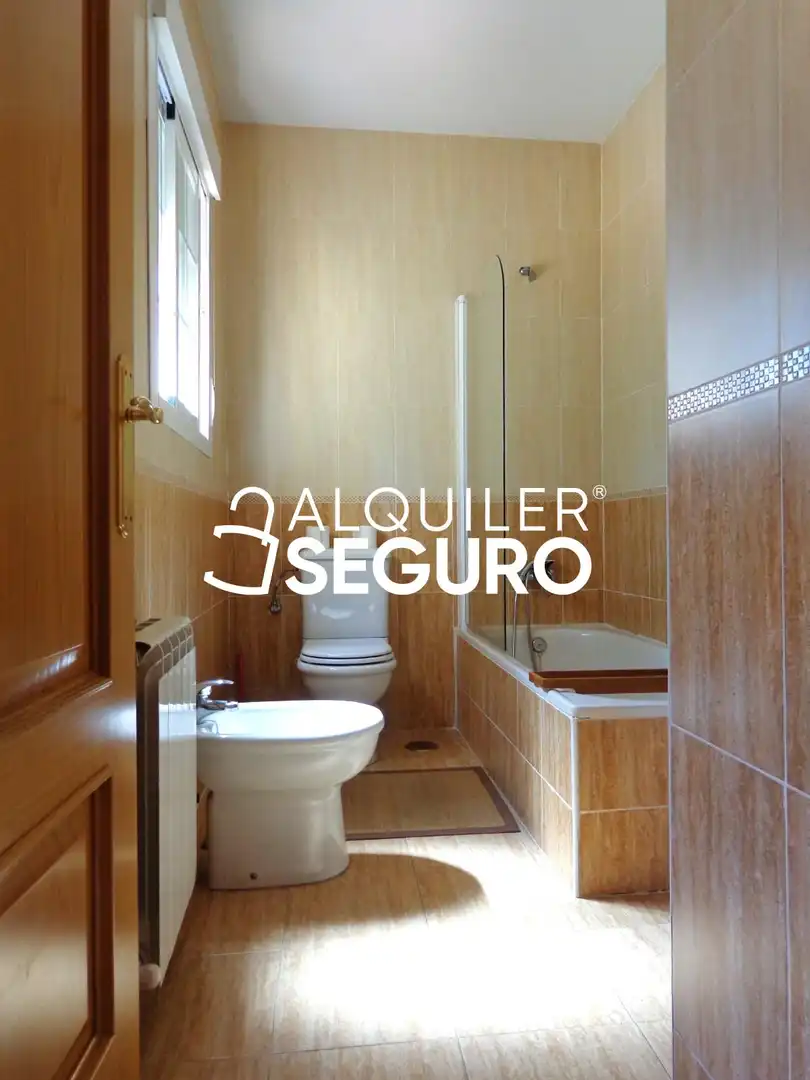 Bany de Casa o xalet de lloguer en La Adrada  amb Calefacció, Terrassa i Piscina