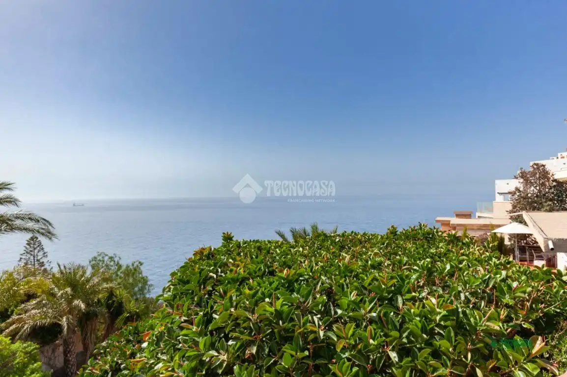 Detached homes for sale in C. Eduardo VII, Castell del Rey