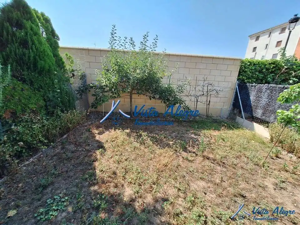 Casa adosada en venda en Anguciana amb Calefacció, Jardí privat i Traster