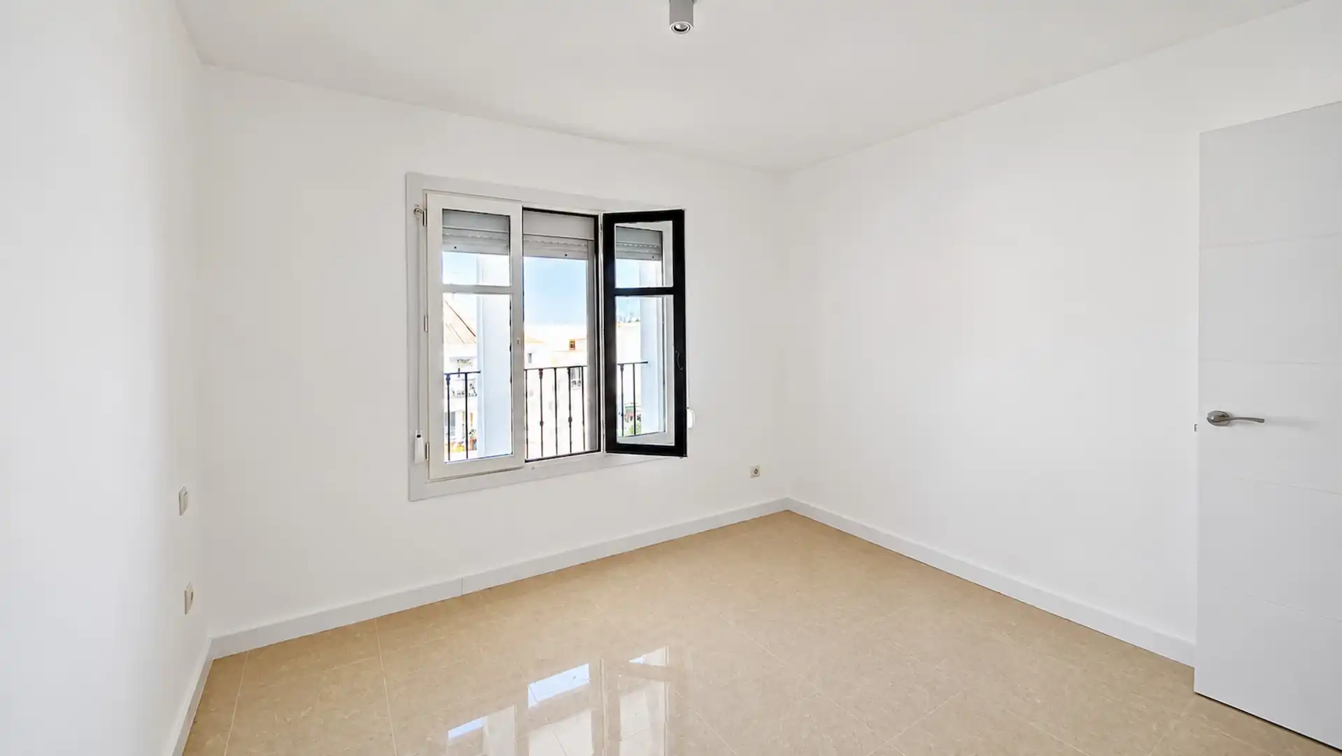 Dormitori de Apartament en venda en Manilva amb Terrassa, Piscina i Balcó