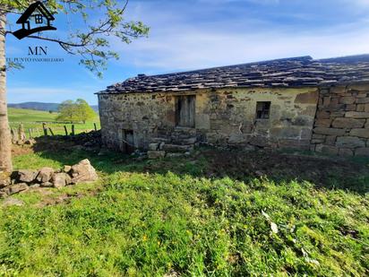 Außenansicht von Country house zum verkauf in Vega de Pas mit Privatgarten