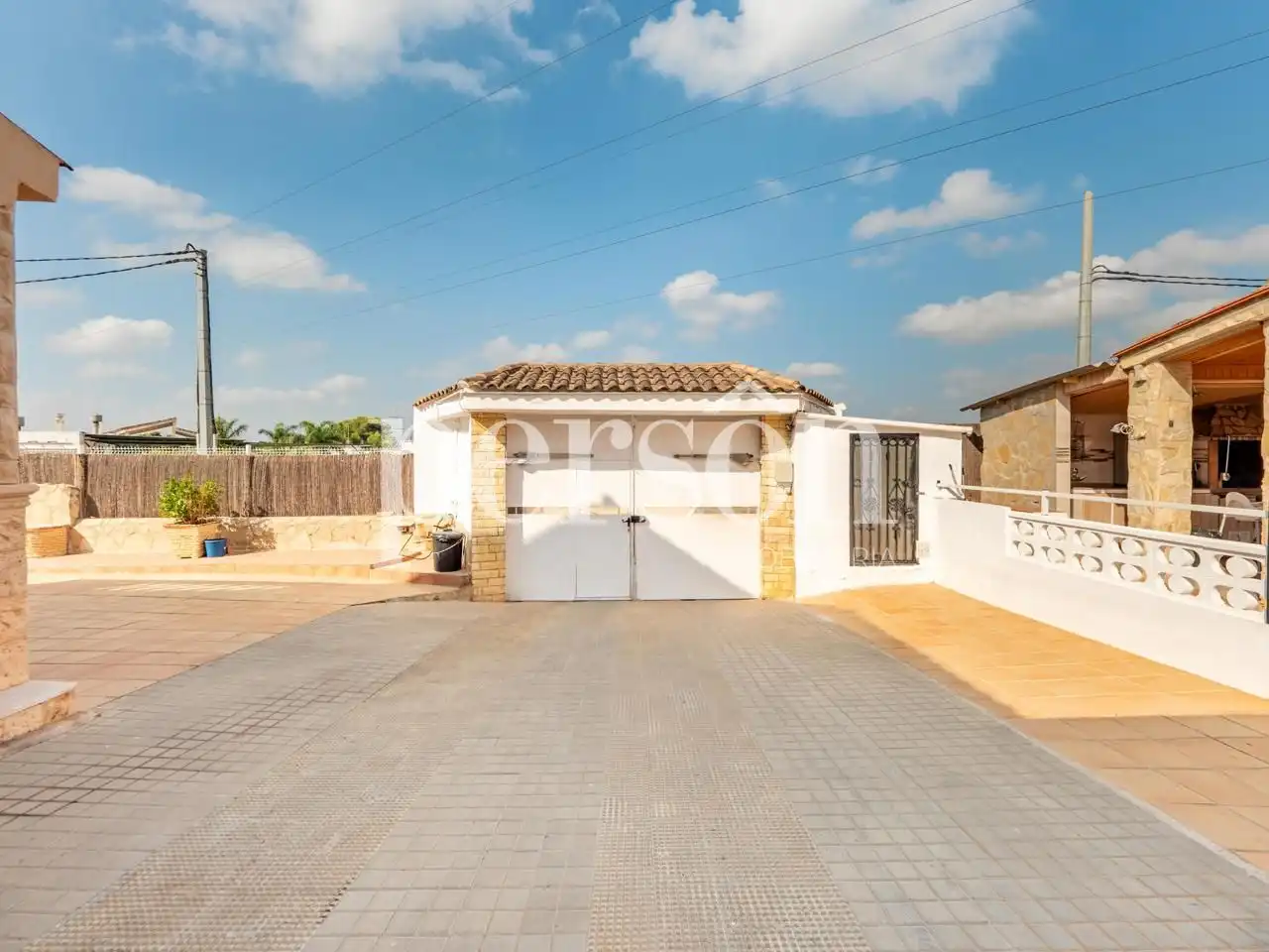 Vista exterior de Casa o xalet en venda en Manises amb Aire condicionat, Jardí privat i Terrassa