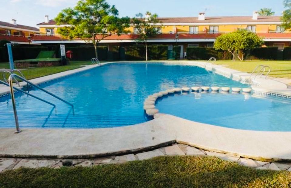 Piscina de Casa adosada en venda en Dénia amb Aire condicionat, Calefacció i Jardí privat