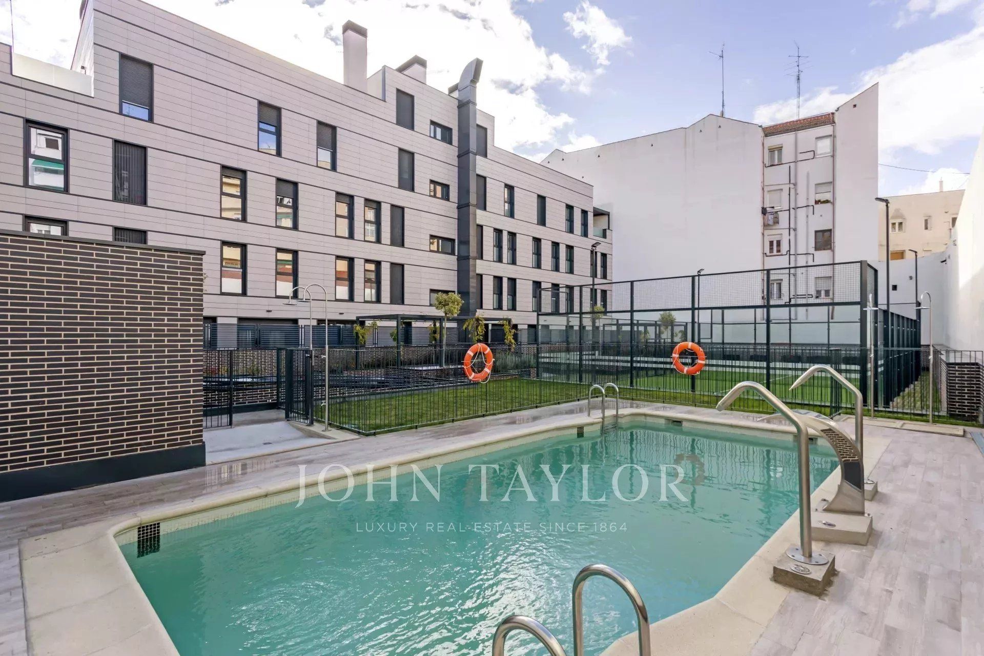 Swimming pool of Flat for sale in  Madrid Capital  with Air Conditioner, Heating and Storage room