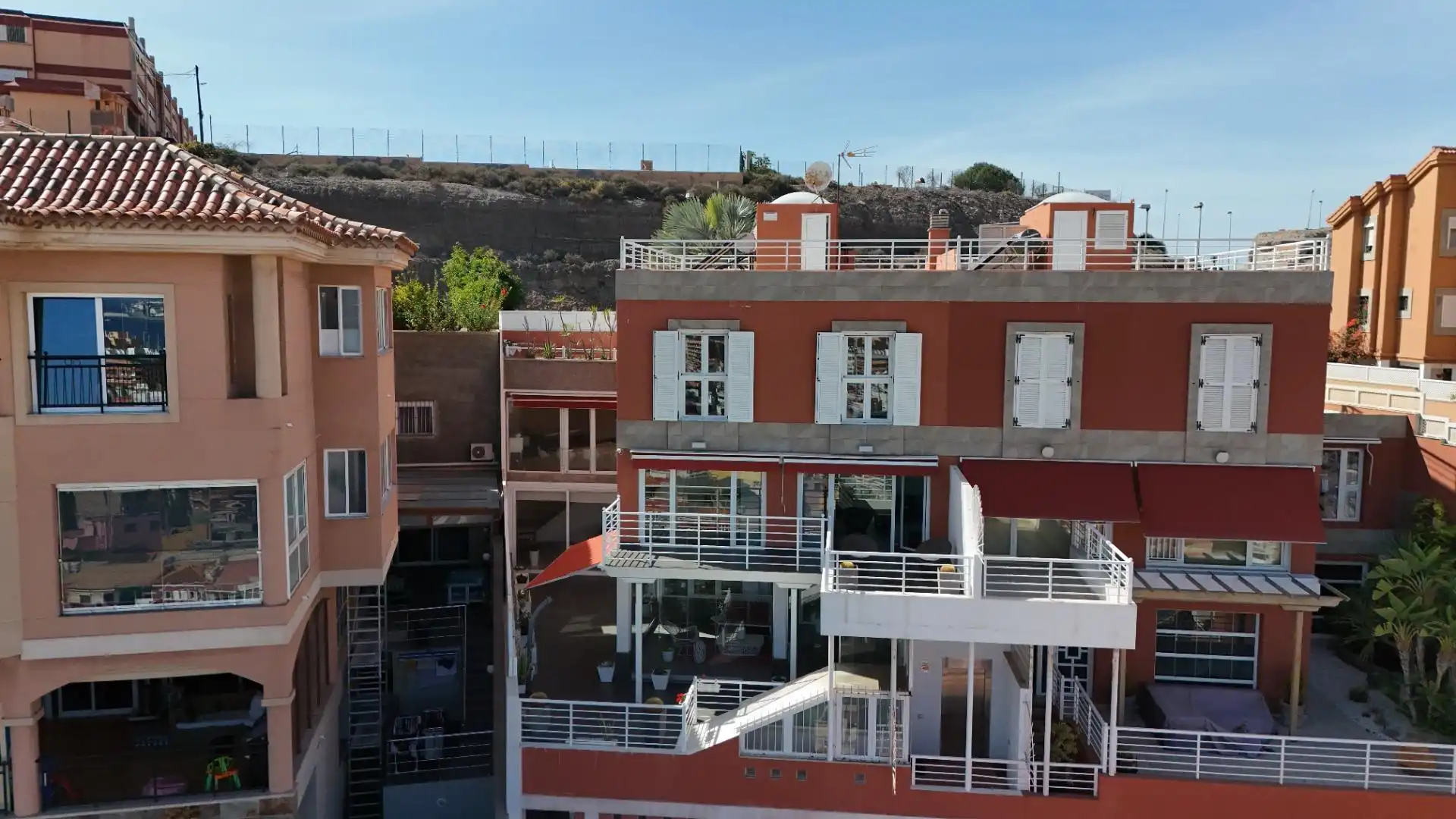 Vista exterior de Casa adosada en venda en Las Palmas de Gran Canaria amb Jardí privat, Terrassa i Traster