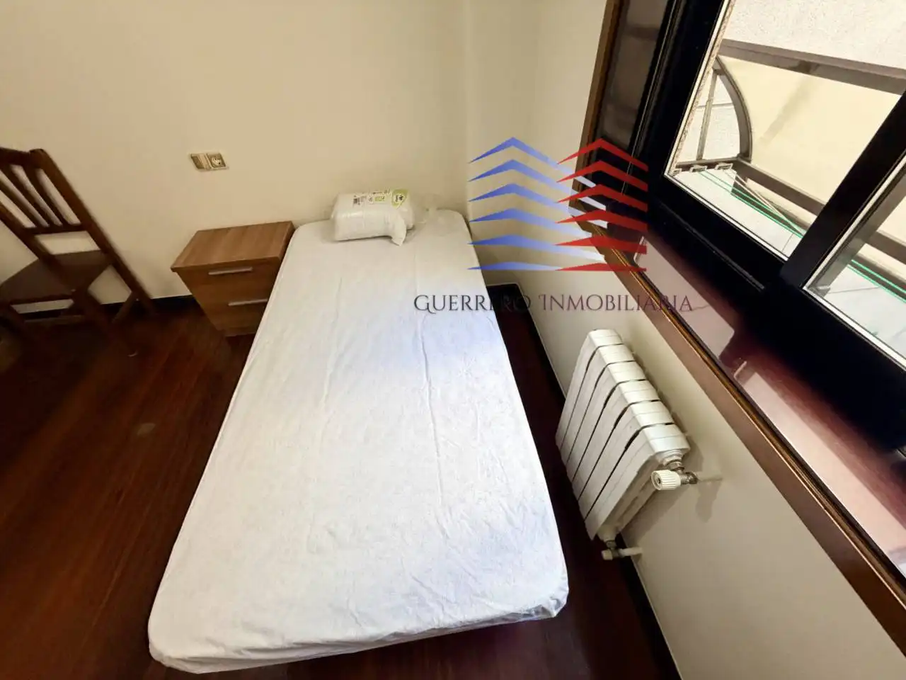 Schlafzimmer von Wohnungen zur Miete in Ourense Capital  mit Heizung, Parkett und Möbliert