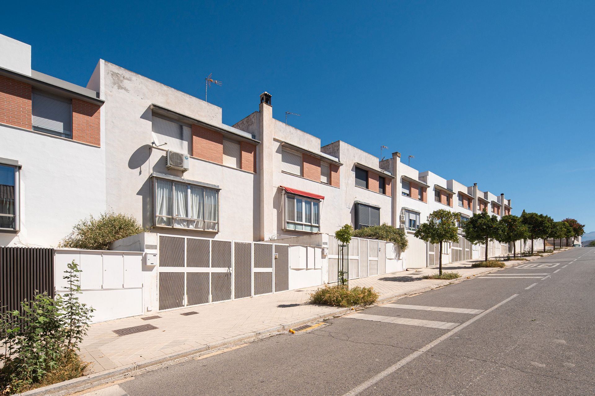 Vista exterior de Casa adosada en venta en  Granada Capital con Calefacción, Jardín privado y Terraza