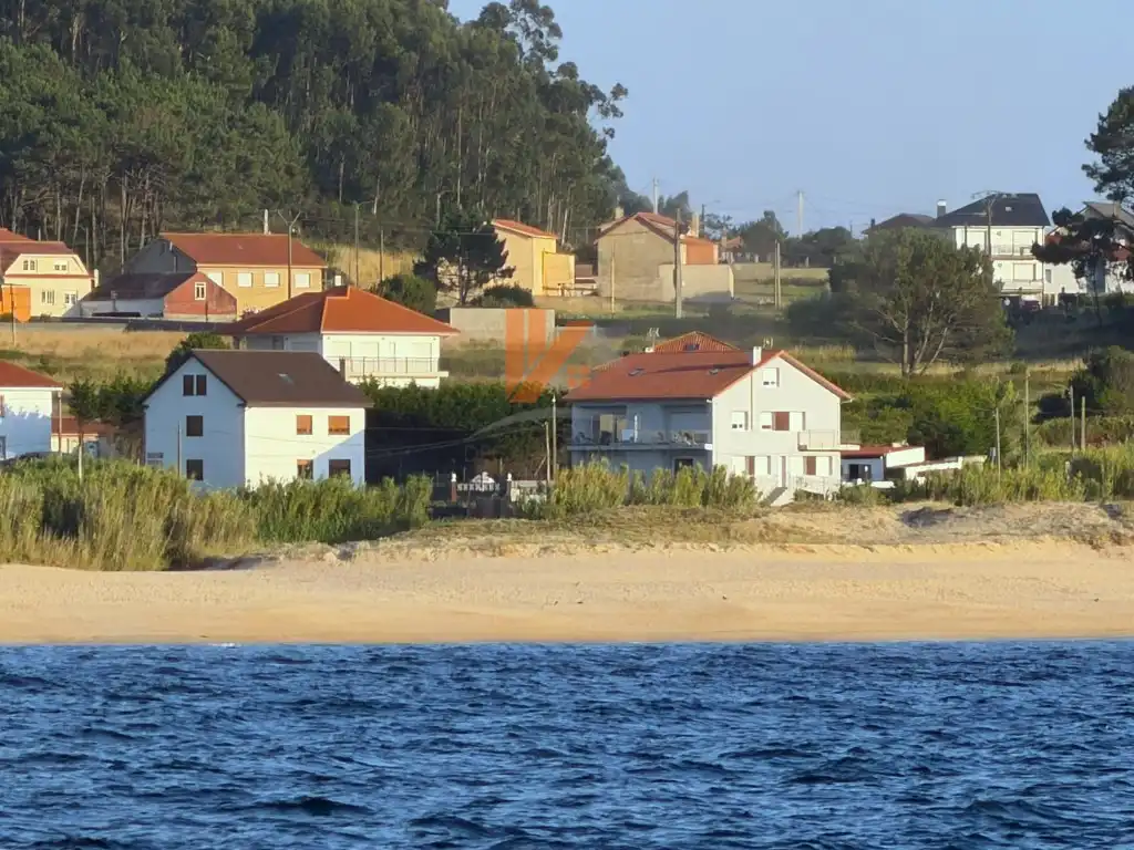 Vista exterior de Casa o xalet en venda en Porto do Son amb Jardí privat, Terrassa i Moblat