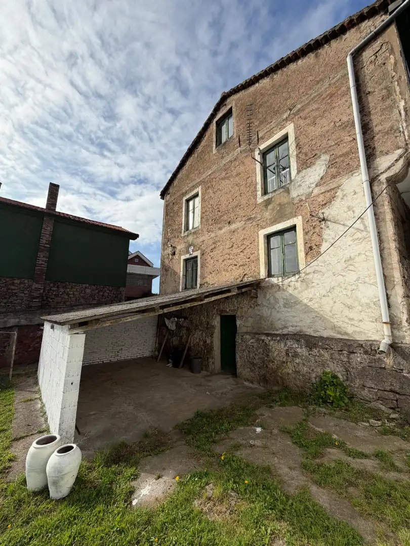 Vista exterior de Casa o xalet en venda en Camargo amb Jardí privat, Traster i Balcó