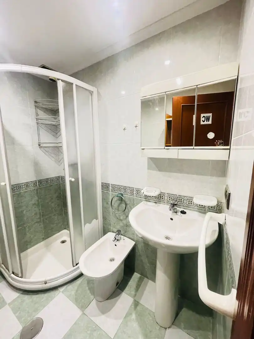 Bany de Apartament en venda en Gijón  amb Calefacció i Traster