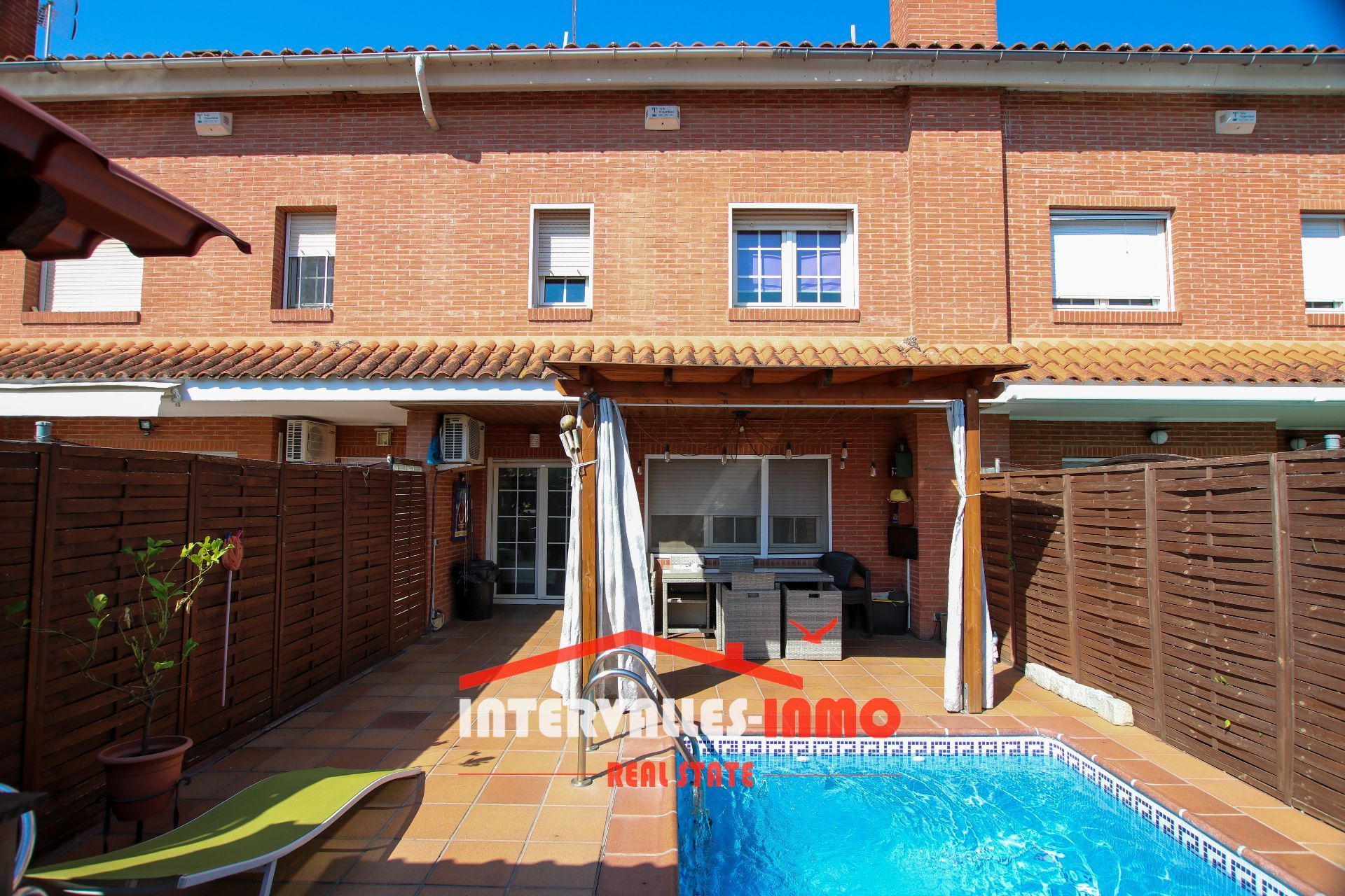 Piscina de Casa adosada en venta en Palau-solità i Plegamans con Aire acondicionado, Calefacción y Jardín privado