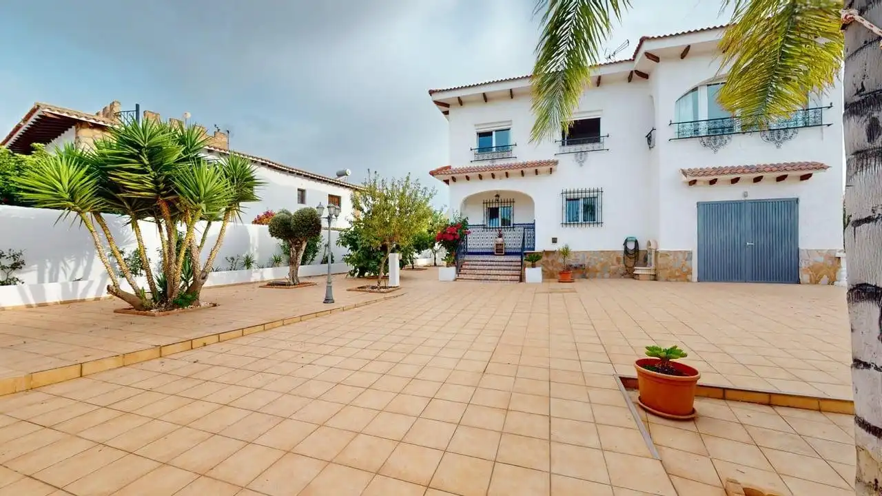 Vista exterior de Casa o xalet en venda en L'Alfàs del Pi amb Jardí privat, Terrassa i Traster