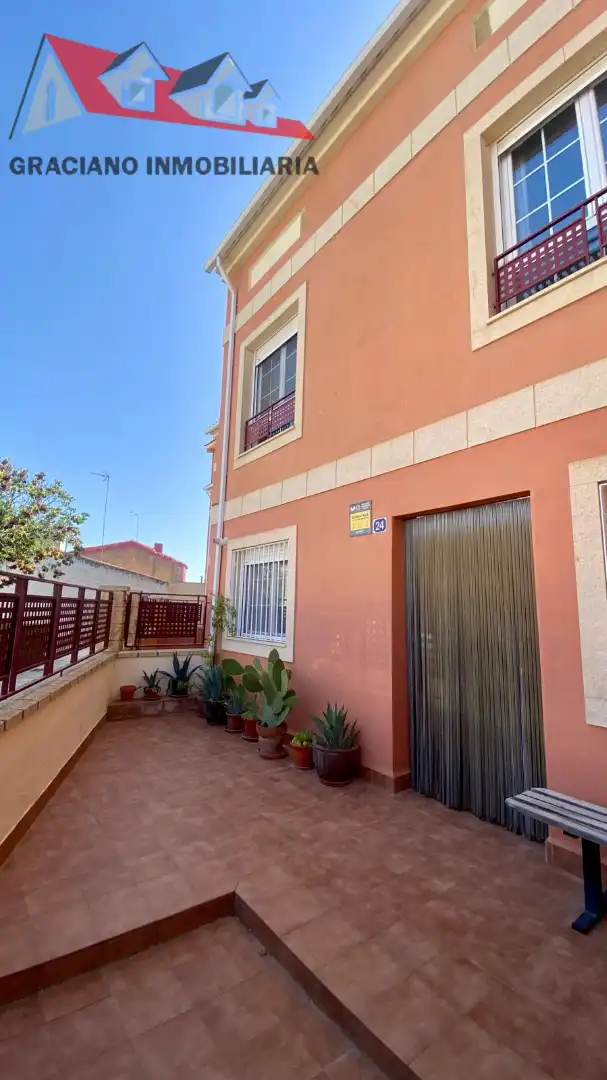Vista exterior de Casa adosada en venda en Albacete amb Calefacció, Jardí privat i Terrassa