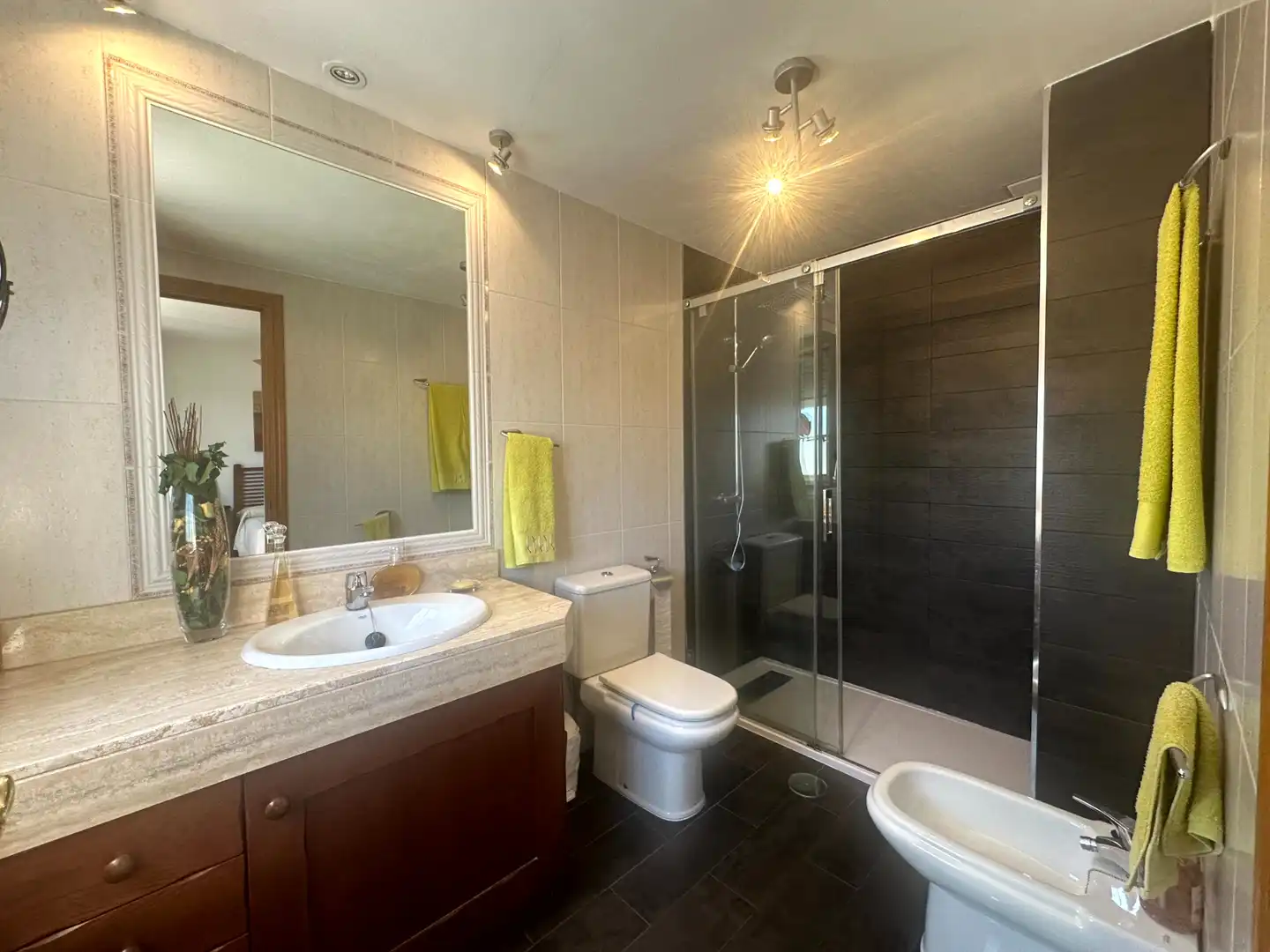Badezimmer von Einfamilien-Reihenhaus zum Verkauf in Algete mit Klimaanlage, Heizung und Privatgarten