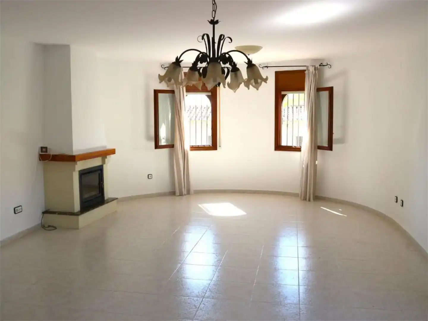 Sala d'estar de Casa o xalet en venda en Mont-roig del Camp amb Aire condicionat, Piscina i Balcó