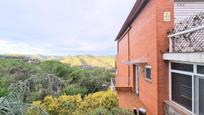 Vista exterior de Casa o xalet en venda en Castellar del Vallès amb Terrassa i Piscina