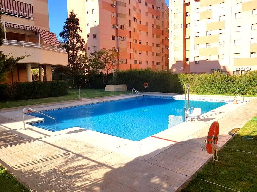 Piscina de Piso de alquiler en Málaga Capital con Jardín privado, Terraza y Amueblado