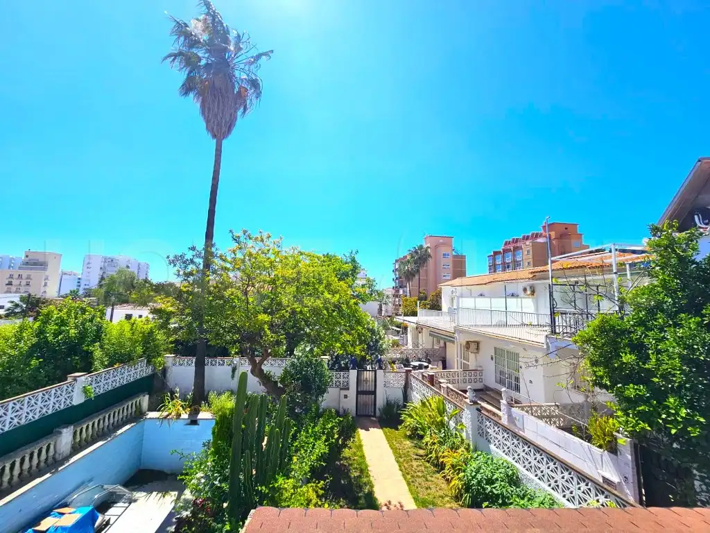 Vista exterior de Casa adosada de lloguer en Benalmádena