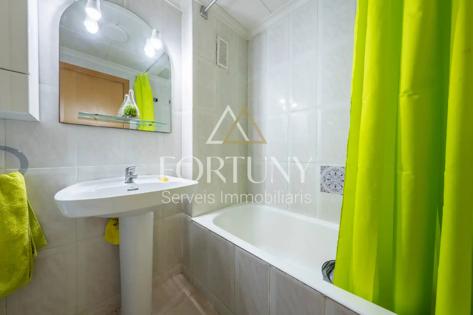 Bathroom of Flat for sale in Vinyols i els Arcs  with Air Conditioner, Swimming Pool and Balcony