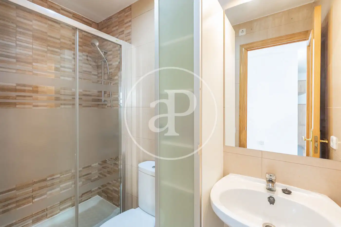 Bathroom of Flat for rent in Madrid  with Air Conditioner and Heating
