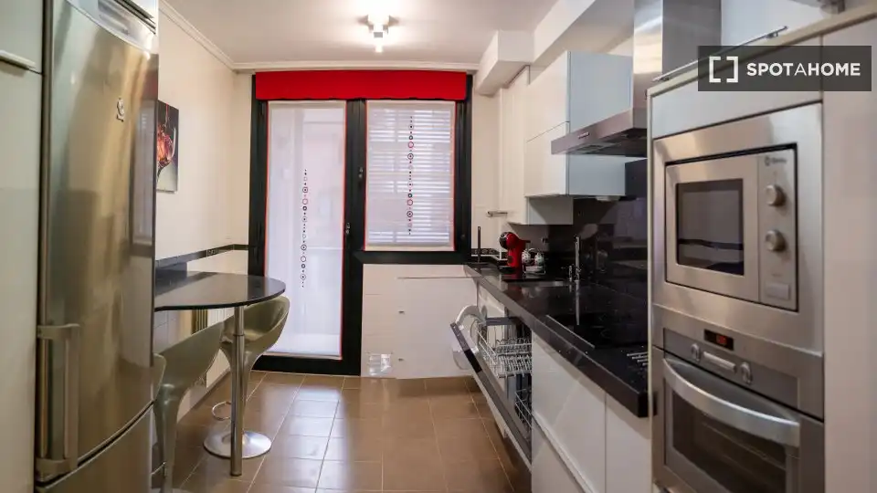 Cuina de Apartament per a compartir en Santa Cruz de Bezana amb Aire condicionat, Calefacció i Terrassa