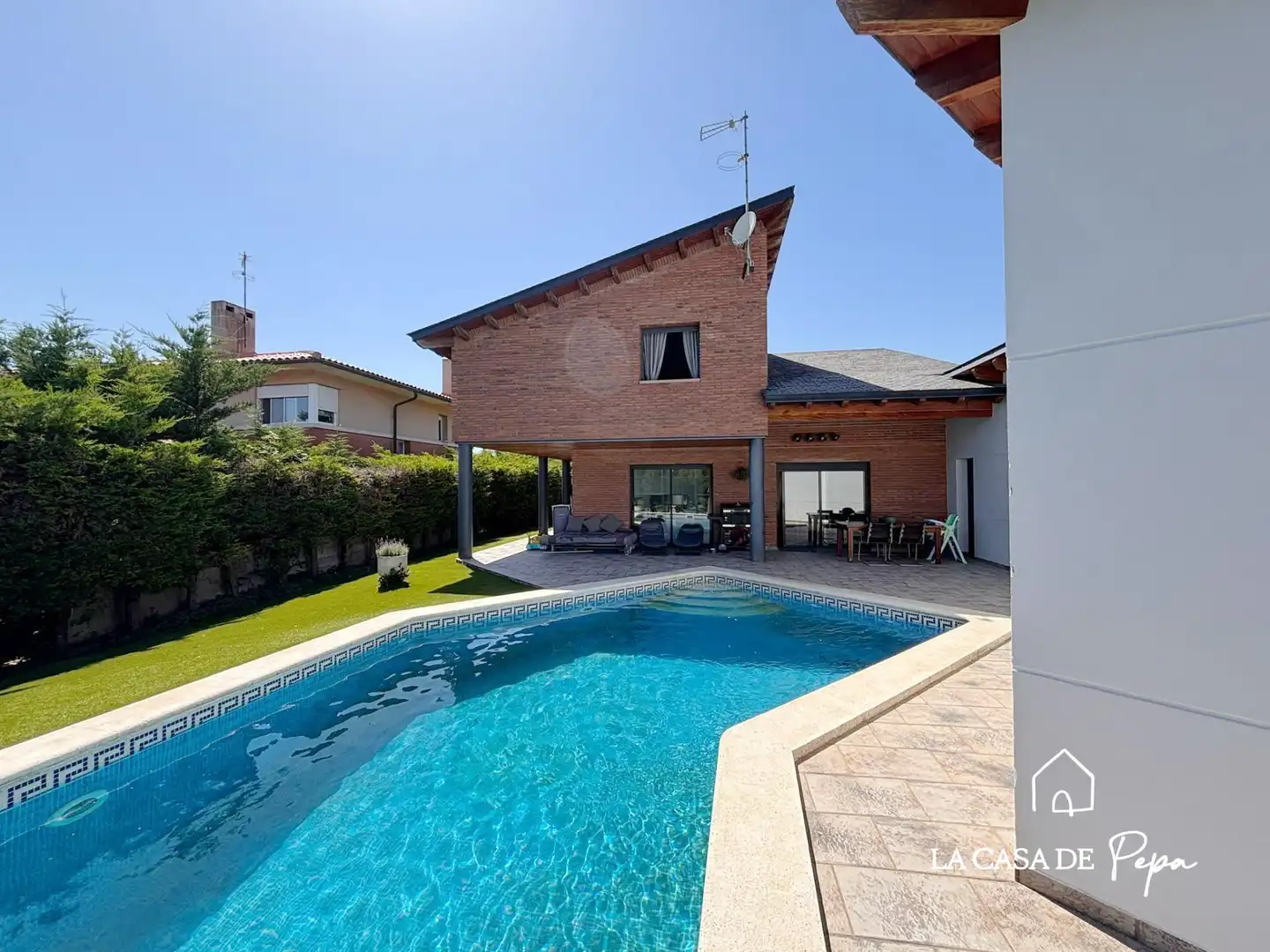 Schwimmbecken von Haus oder Chalet zum Verkauf in Begues mit Heizung und Schwimmbad