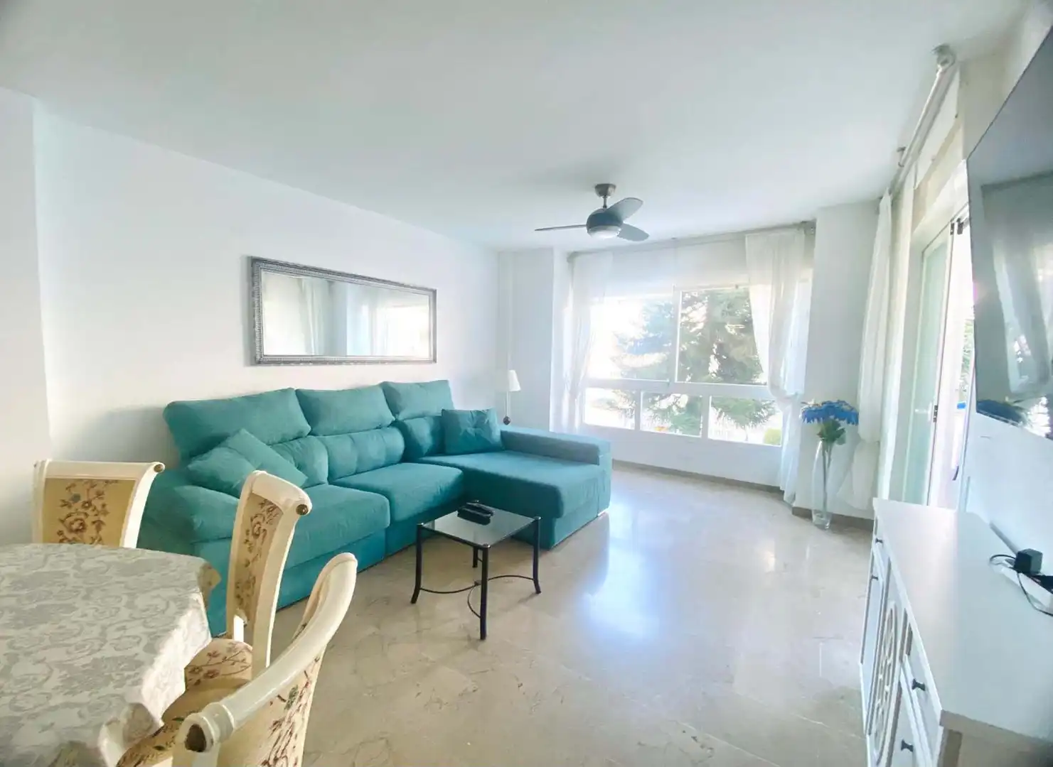 Sala de estar de Piso en venta en Benalmádena con Aire acondicionado, Terraza y Trastero