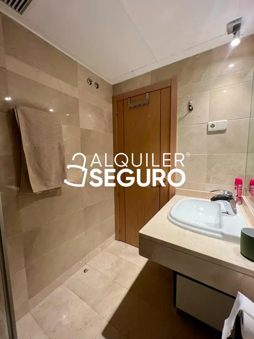 Bathroom of Flat for rent in Madrid  with Air Conditioner, Heating and Swimming Pool
